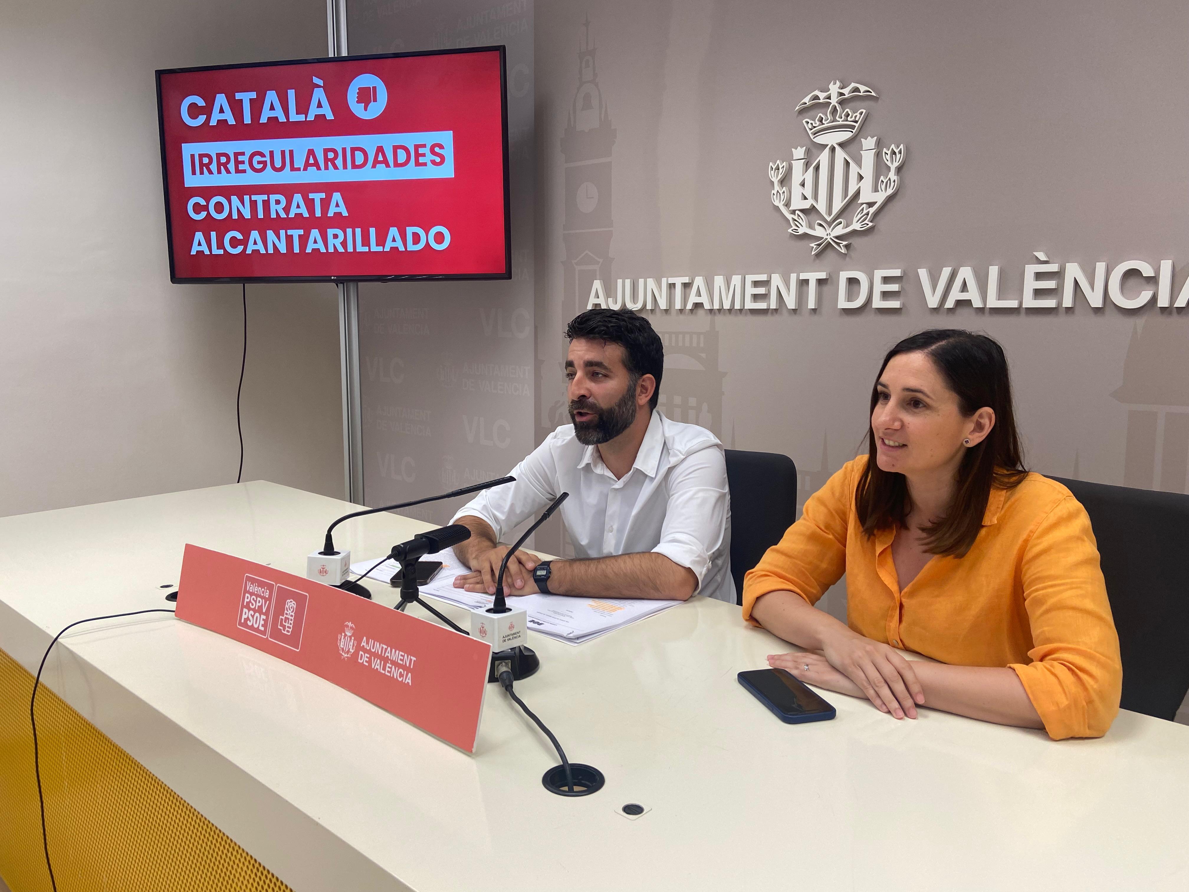 Los concejales socialistas, Javier Mateo y Elisa Valía, en la rueda de prensa celebrada con motivo de la &quot;desaparición&quot; del contrato para el mantenimiento del alcantarillado de València