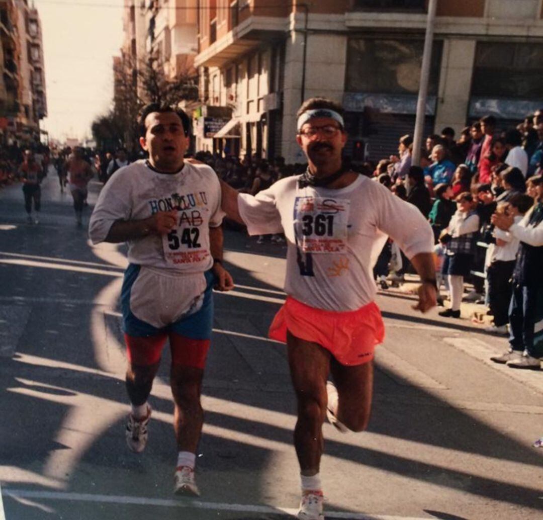 Pascual Bertomeu llegando a la meta en una de las primeras ediciones de la Media Maratón de Santa Pola