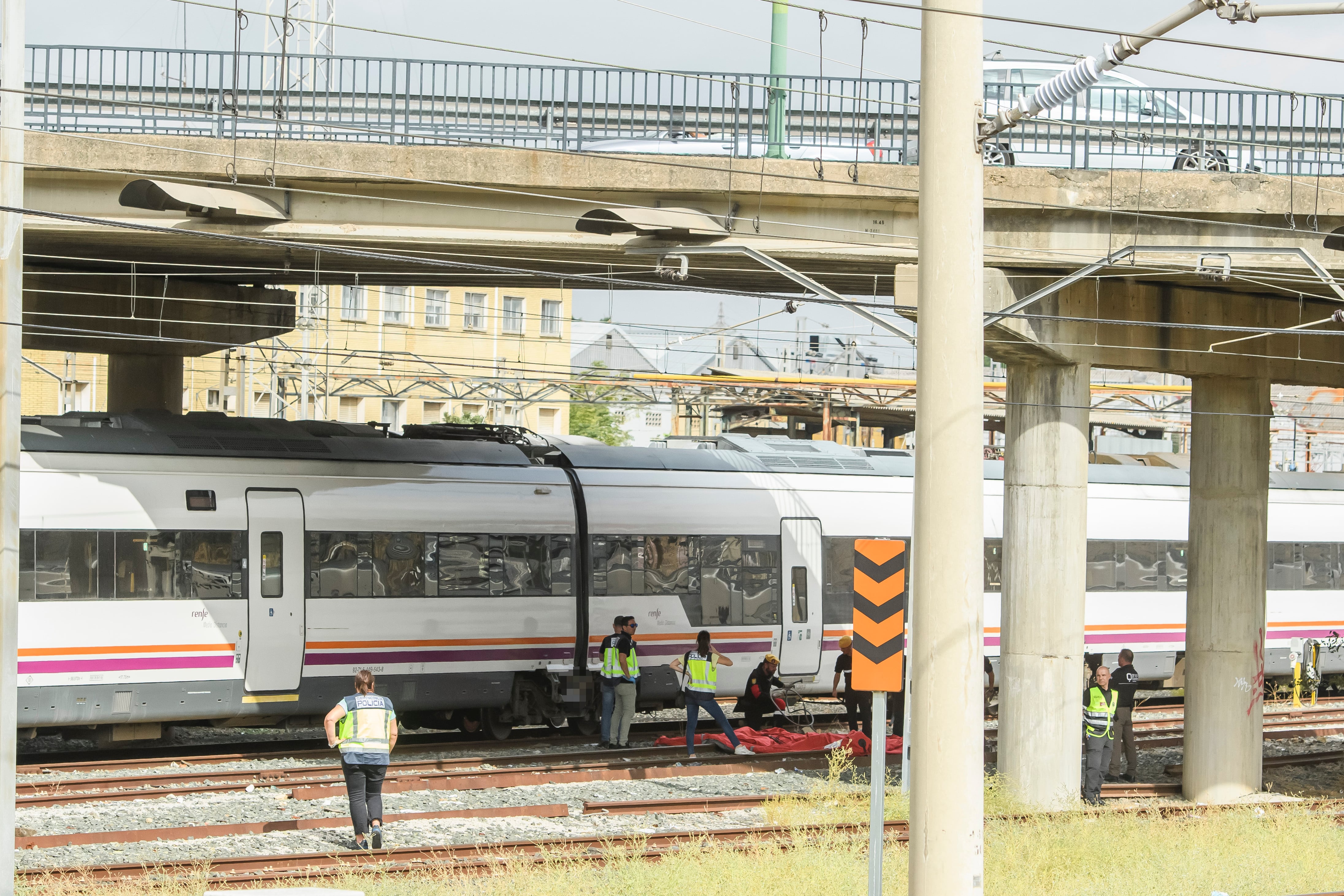 Agentes del Cuerpo Nacional de Policía y de seguridad de Renfe junto al cuerpo de una persona que ha sido hallado este lunes entre dos vagones de un tren en la estación de Santa Justa de Sevilla, donde el pasado jueves desapareció el joven cordobés de 18 años Álvaro Prieto