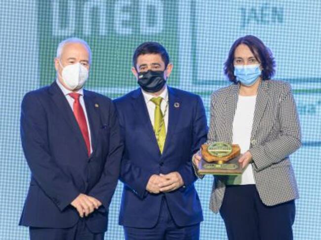 Andrés Medina y María Luisa Grande recogieron el reconocimiento al Centro Asociado de la UNED en la provincia 'Andrés Vandelvira'