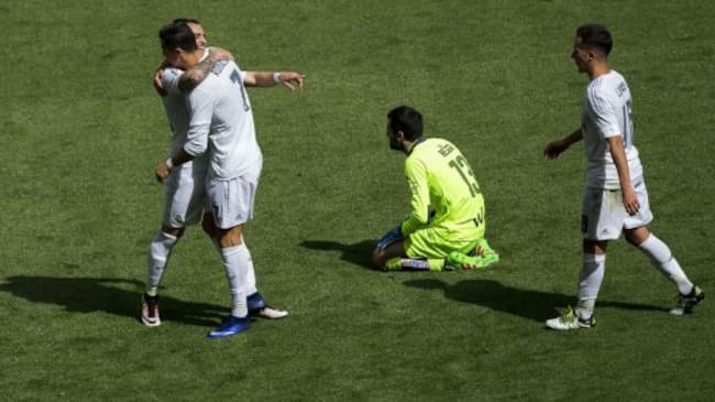 Jesé, Ronaldo y Lucas Vázquez celebran el gol ante el Eibar