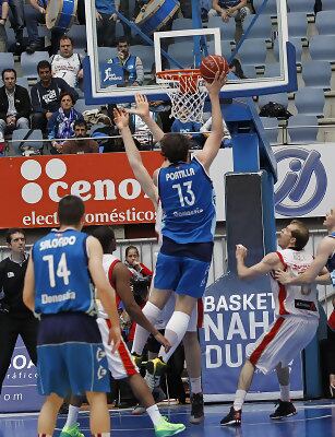 David Doblas vuela hacia una canasta