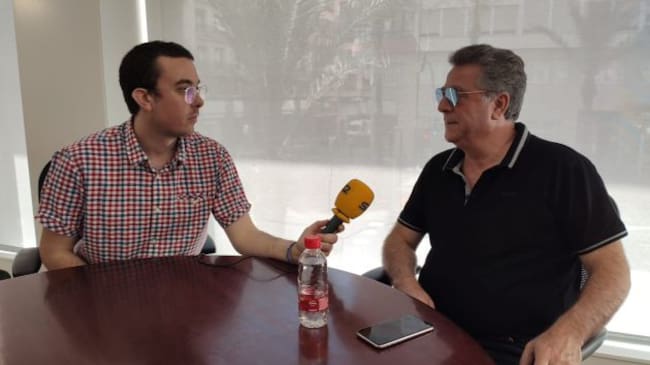 Momento de la entrevista con Enrique Ortiz