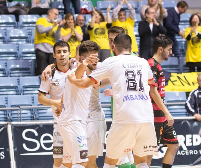 Los jugadores del Santiago Futsal afrontan una auténtica final por la salavación en la pista del Levante 