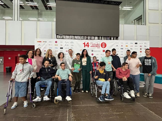 Representantes y usuarios de Aspace recogen el sello de sostenibilidad