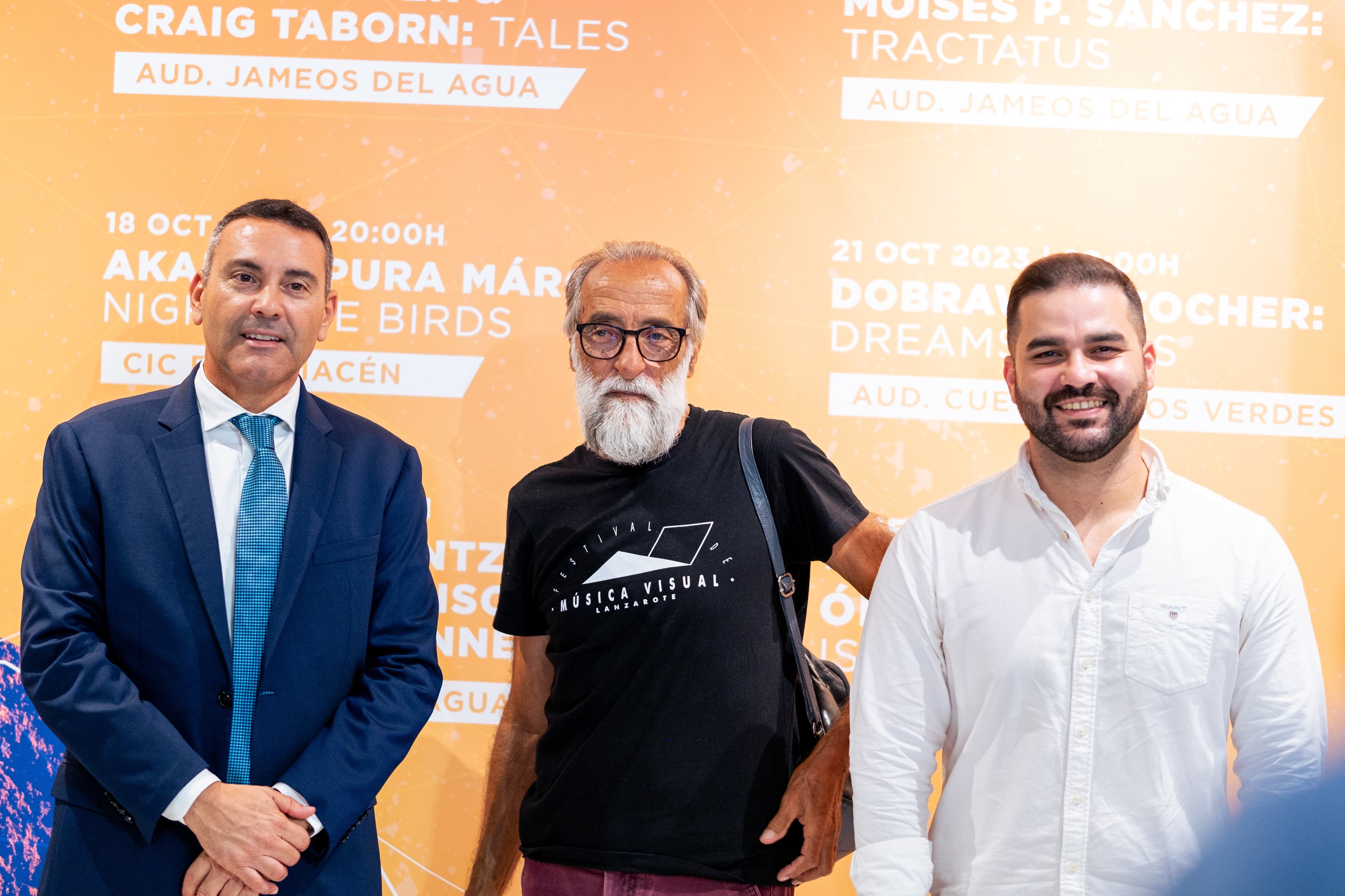 De izquierda a derecha: Oswaldo Betancort, presidente del Cabildo de Lanzarote, Ildefonso Aguilar, director del festival, y Jesús Machín, consejero de Cultura del Cabildo de Lanzarote.