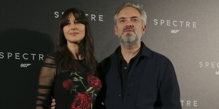 El director de cine San Mendes acompañado por la actriz italiana Mónica Bellucci.