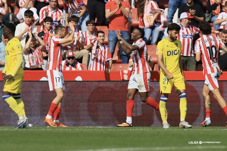Dubasin y Juan Otero celebran uno de los goles del Sporting al Cádiz.