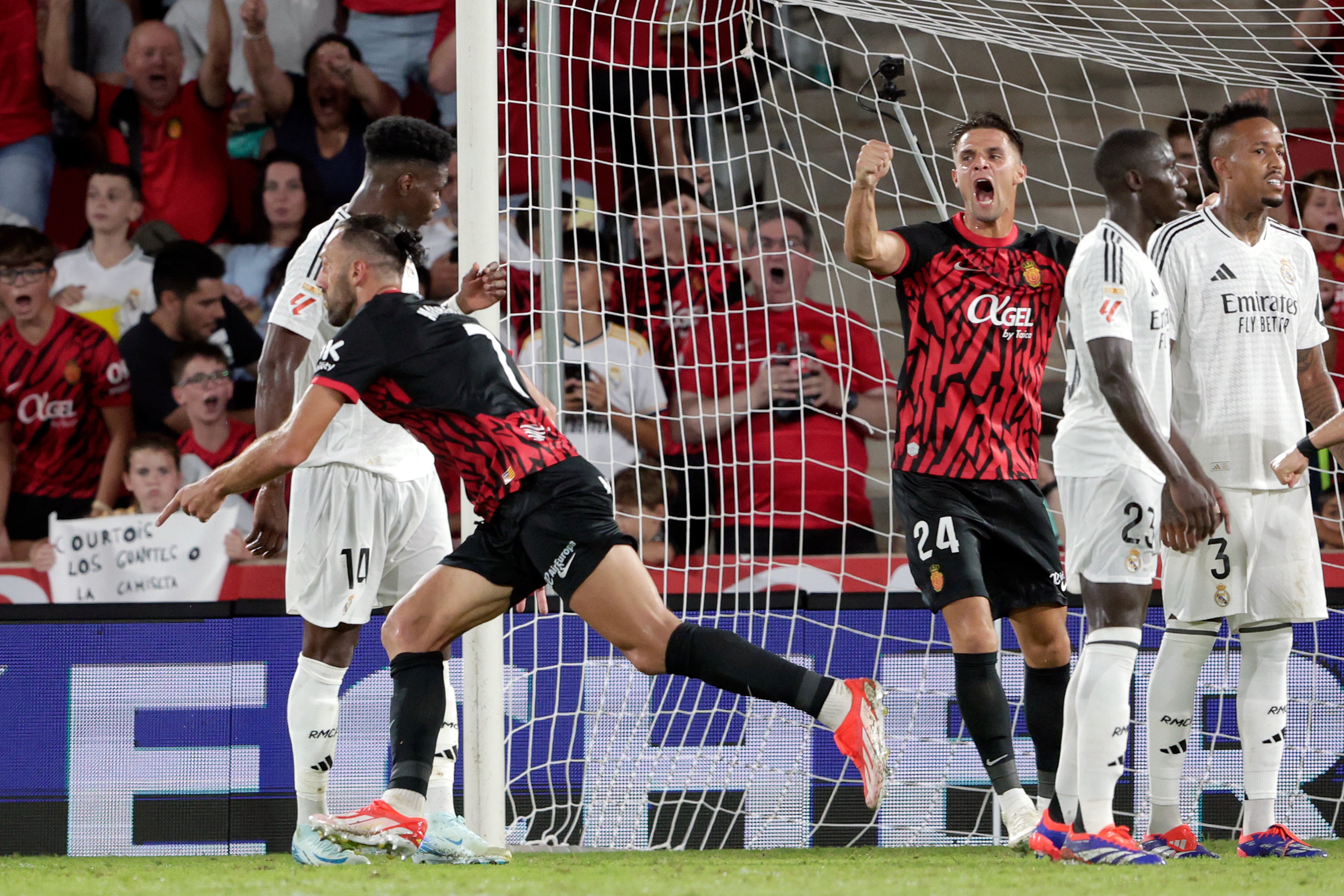 Muriqi y Valjent, compañeros en Mallorca y rivales por una plaza en el Mundial (Rico Brouwer/Soccrates/Getty Images).