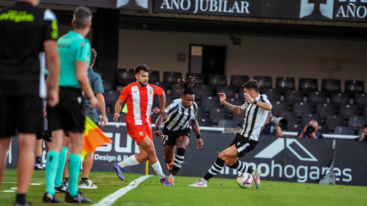 El Almería inscribe a dos jugadores más