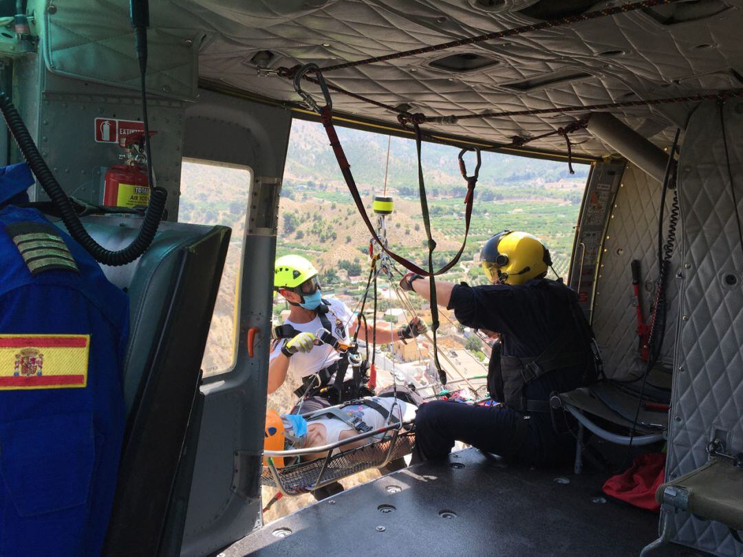 Rescatan y evacuan por aire a una senderista herida en Blanca