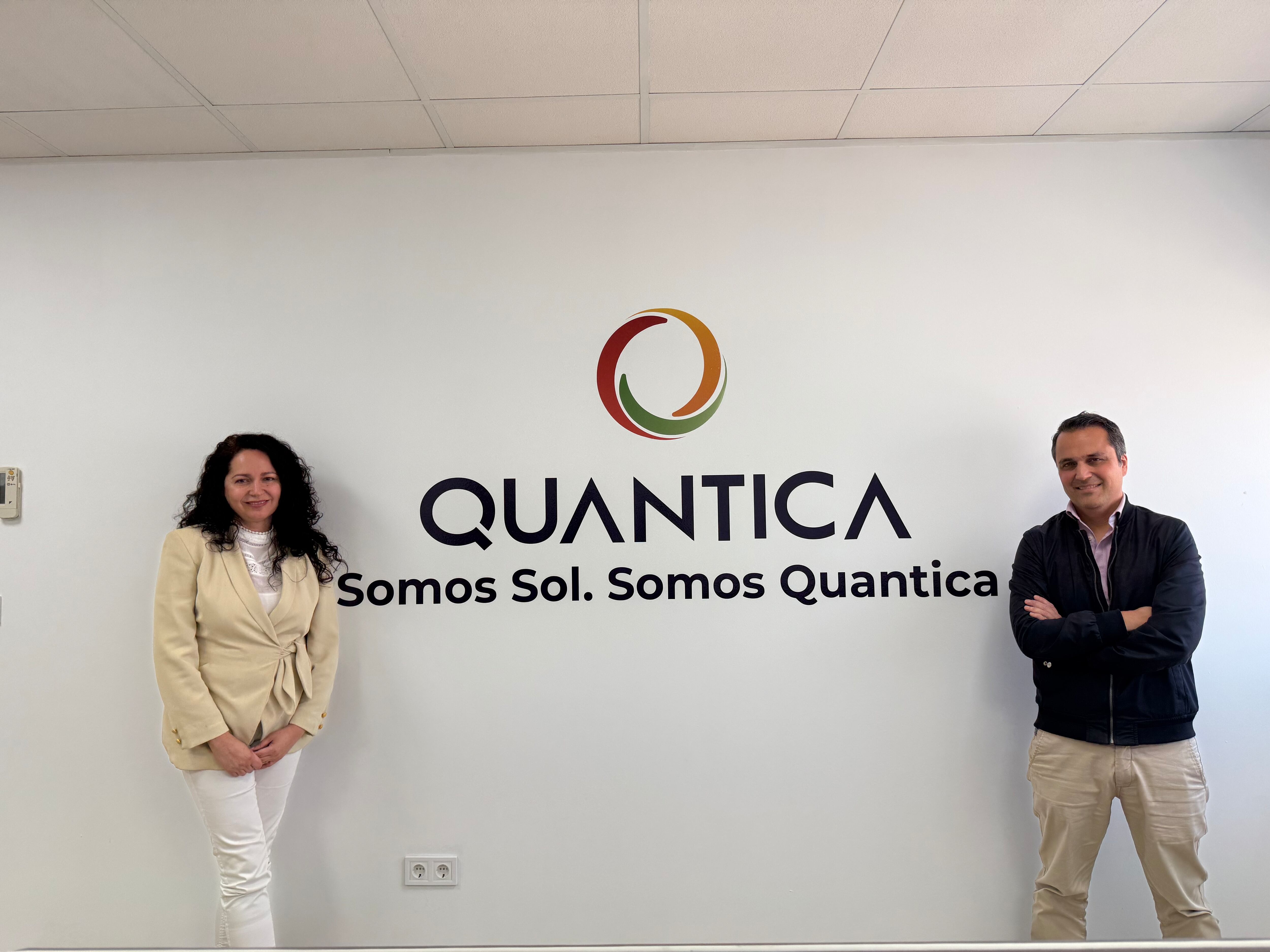 Pablo de la Rosa junto a Mar Ordoñez, desarrolladores de negocio de Quantica