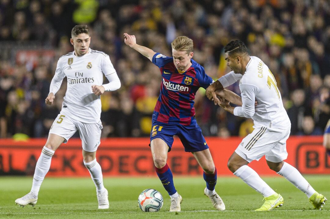 De Jong, Valverde y Casemiro durante El Clásico