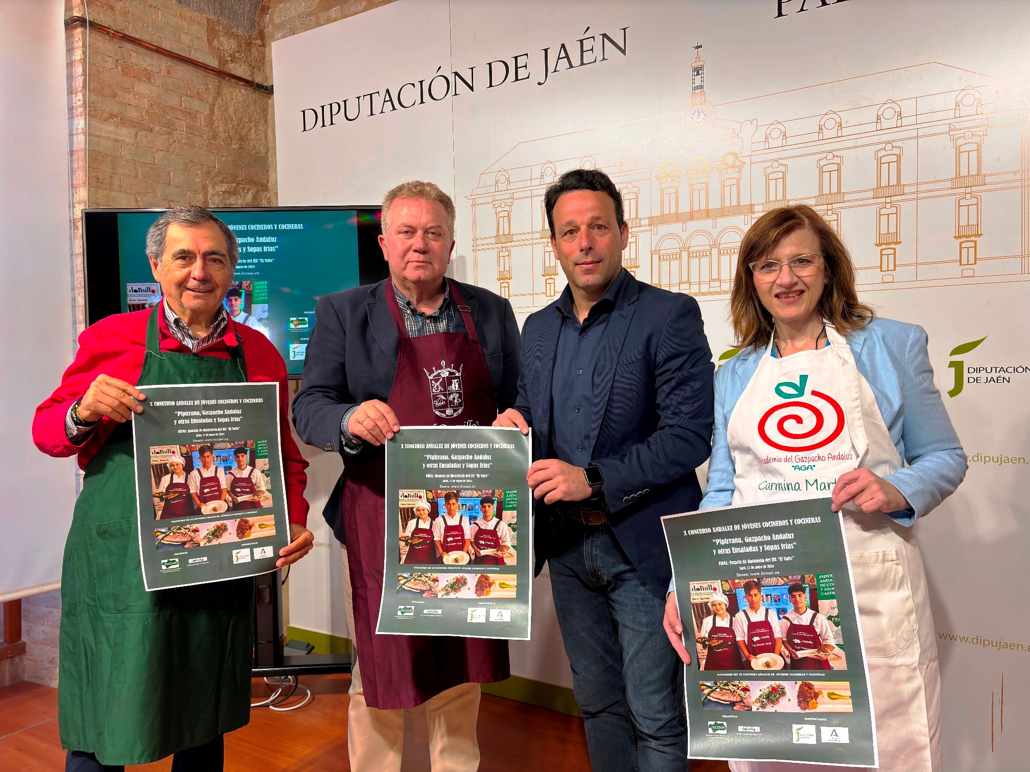 De izqda a dcha, el presidente de Fecoan, Pepe Oneto; el presidente de la Cofradía &#039;El Dornillo&#039;, Juan Infante; el diputado de Agricultura y Ganadería, Juan Perales, y Carmina Martínez, representante en Jaén de la Academia Andaluza del Gazpacho.