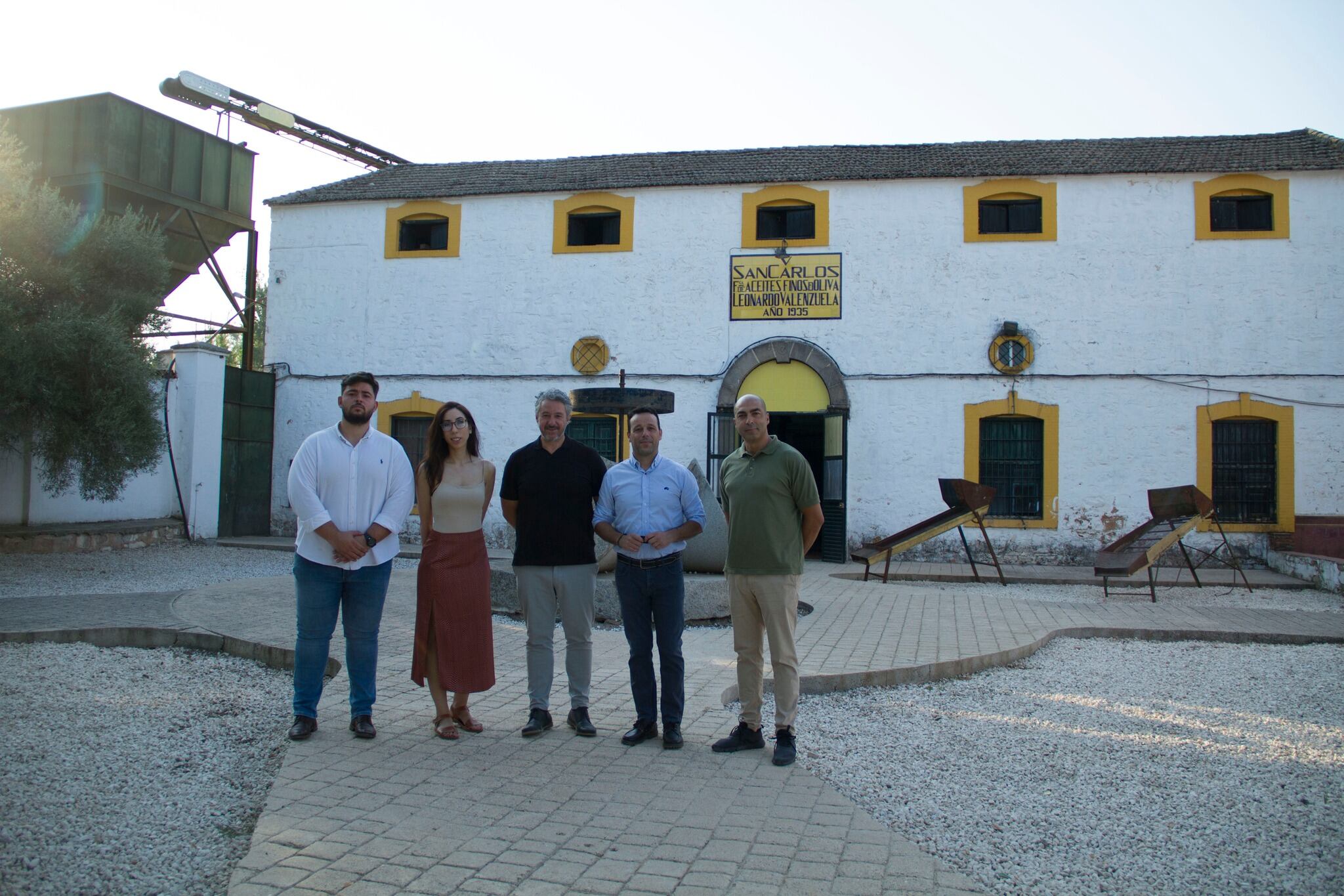 La concejala de Turismo, Sheila Carmona y el alcalde de Linares, Javier Perales junto a los promotores del nuevo proyecto