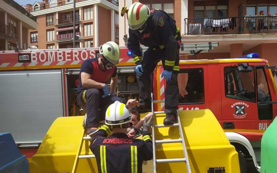 Los bomberos intervienen en el rescate. 