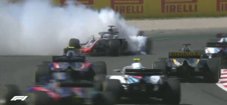 Una imagen de la pésima maniobra de Grosjean en Barcelona