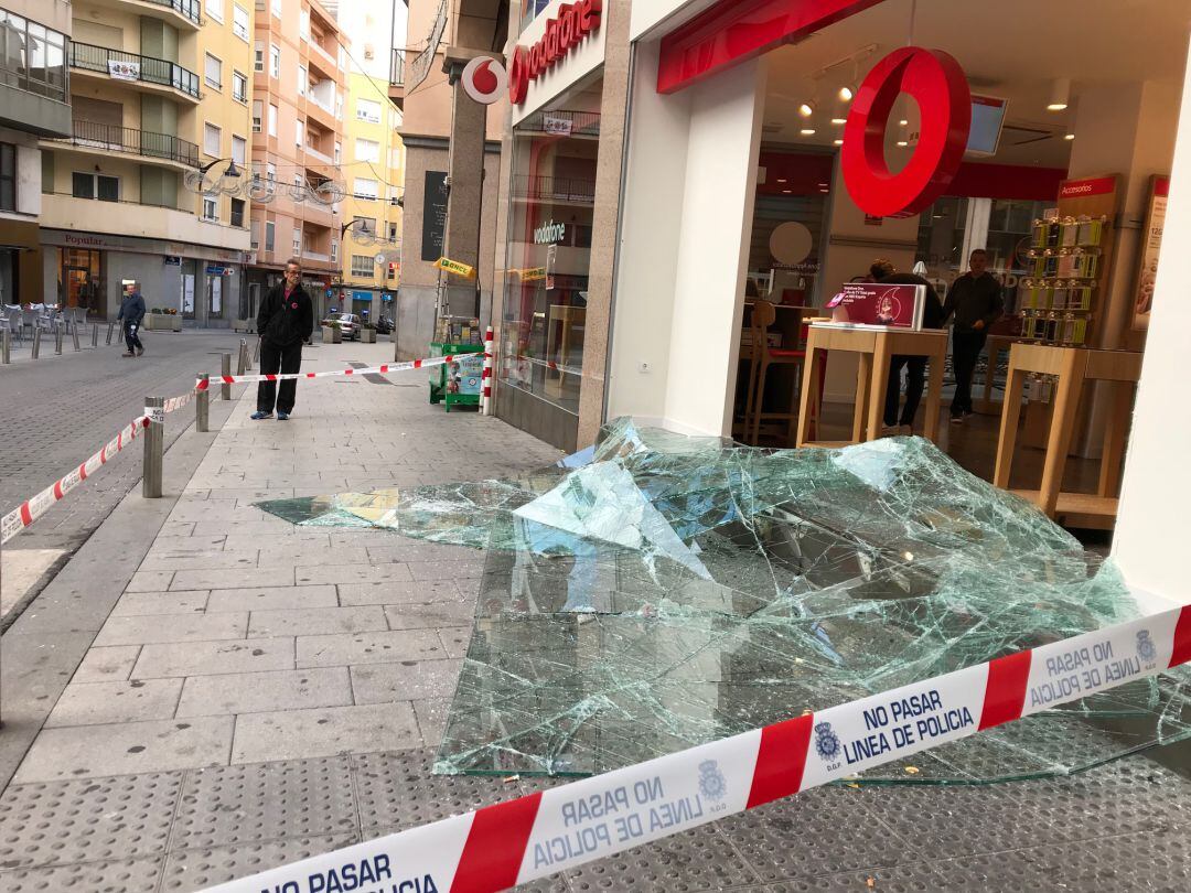 Los asaltantes lograron derribar la cristalera del escaparate