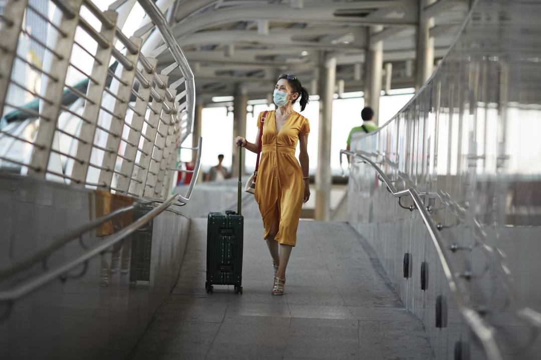 Una mujer pasea por un aeropuerto