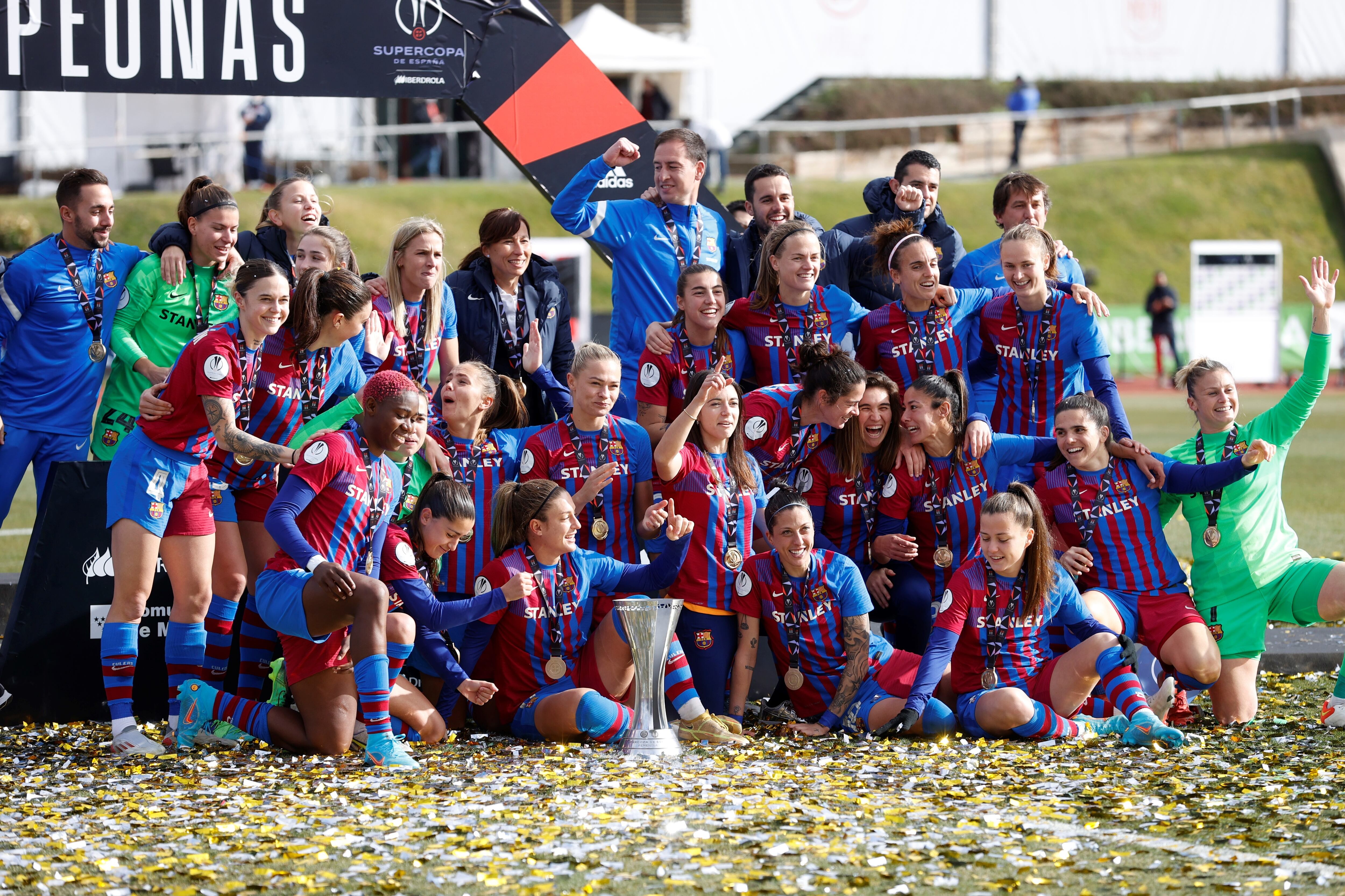 GRAF4631. MADRID, 23/01/2022.- Las jugadoras del FC Barcelona se proclamaron campeonas de la final de la Supercopa de España de fútbol femenino tras imponerse por 7-0 al Atlético de Madrid en la final disputada este domingo. EFE/Juanjo Martín
