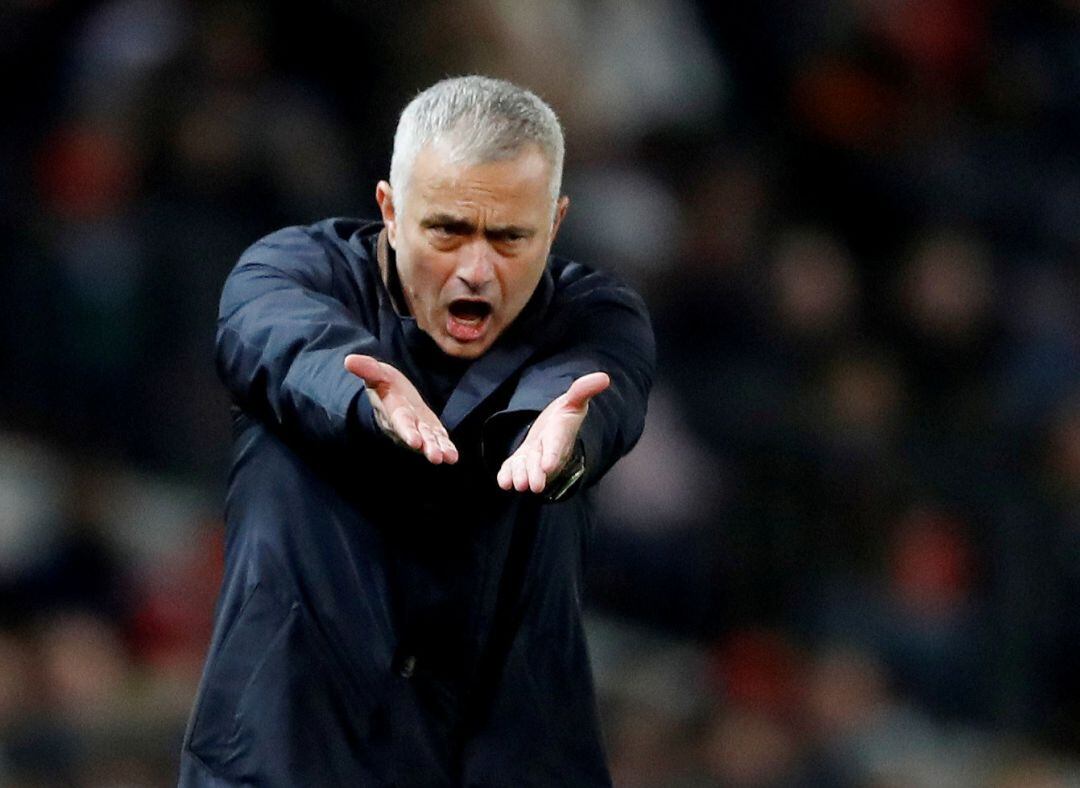 Mourinho da indicaciones durante el partido