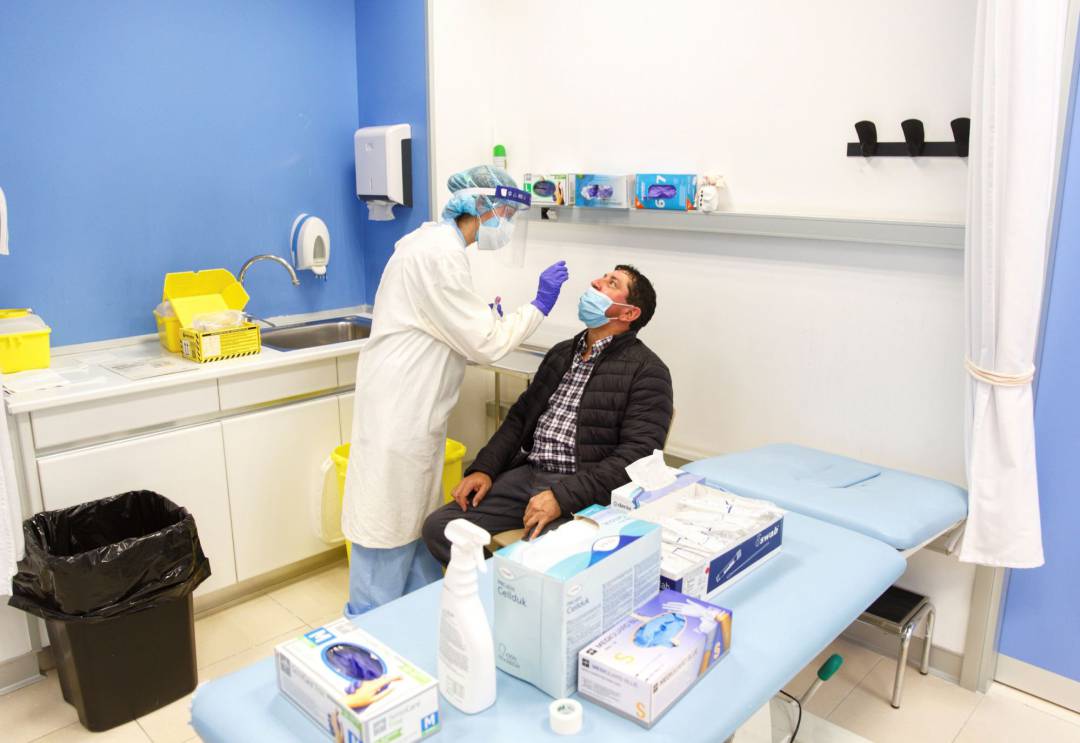 El servicio vasco de salud Osakidetza comienza este jueves a efectuar pruebas masivas de PCR a la población de entre 17 y 60 años del barrio vitoriano de Sansomendi, en un cribado preventivo para analizar el número de asintomáticos y otros parámetros.