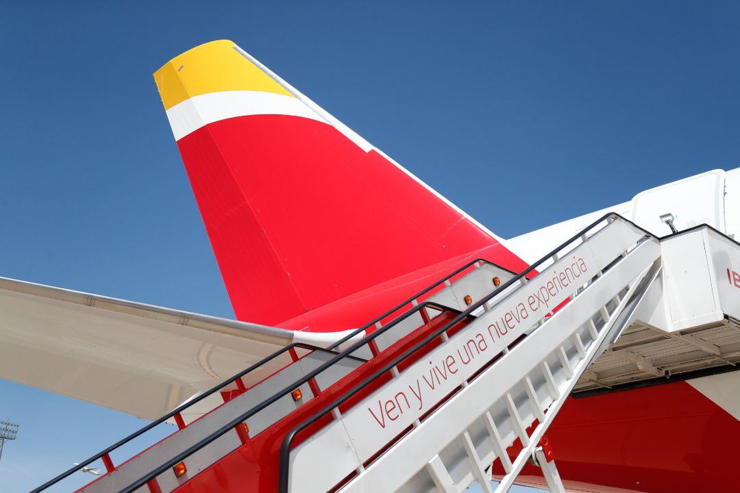 Entrada trasera del nuevo avión A350, de la aerolínea Iberia, bautizado como &#039;Juan Sebastián Elcano&#039;, en honor al marino español, presentado en las instalaciones de Iberia, próximas al aeropuerto Madrid-Barajas.