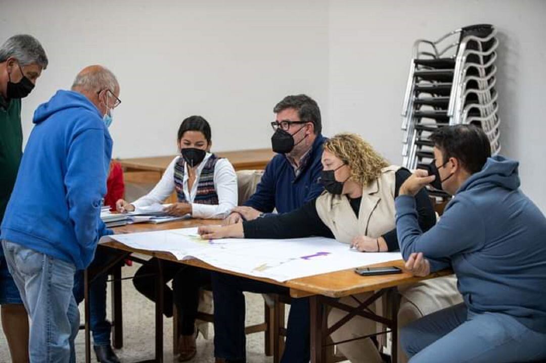 Reuniones del Ayuntamiento con vecinos de San Bartolomé para explicar el documento del Plan General.