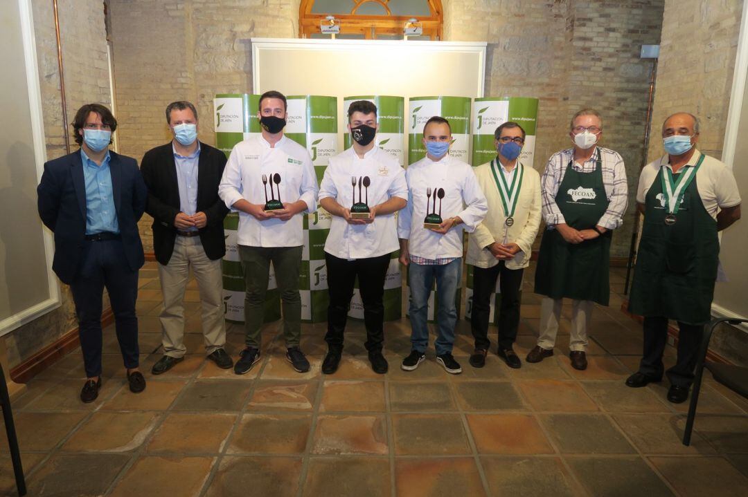 Los tres ganadores del certamen gastronómico andaluz posan, orgullosos, con sus trofeos en el Palacio Provincial de Jaén