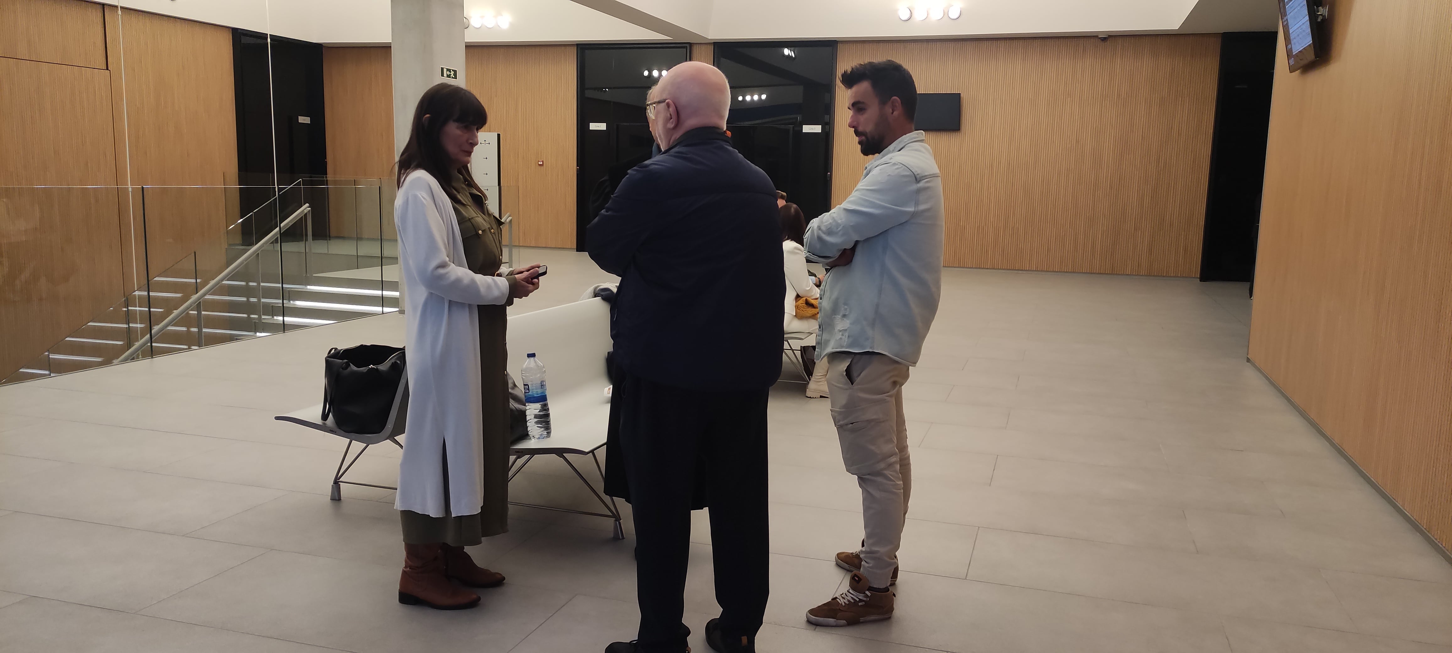 Familiars i advocats del noi del CBD abans de començar la vista oral a la Seu de la Justícia.