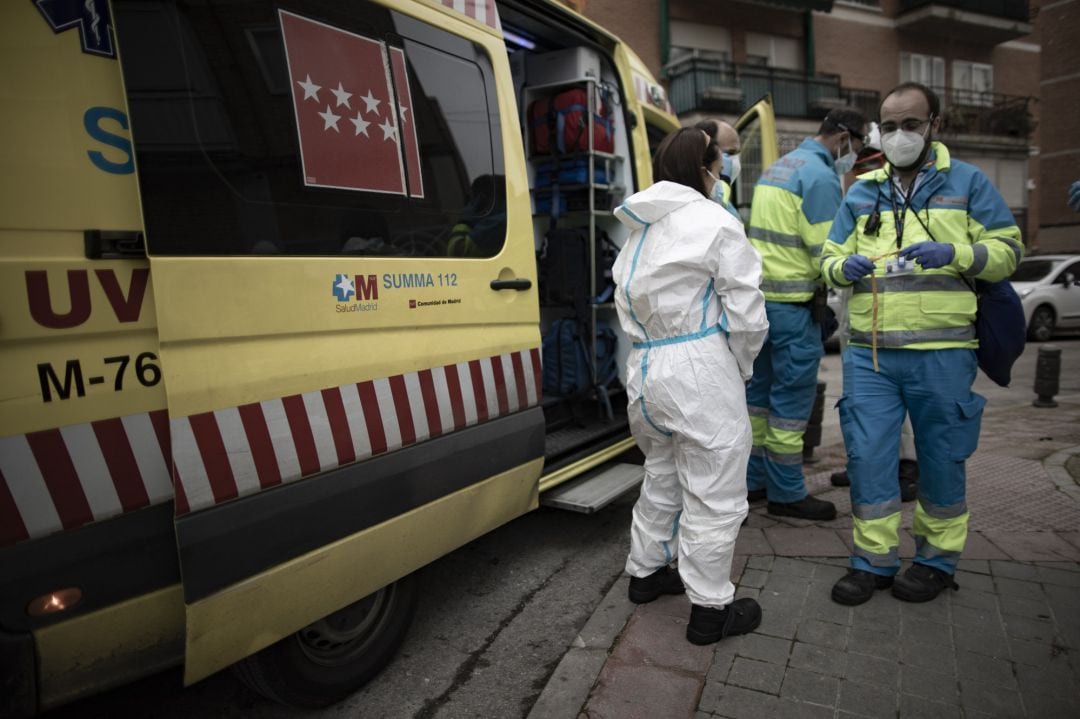 Varios trabajadores de una UVI móvil del SUMMA 112 durante una jornada de trabajo.