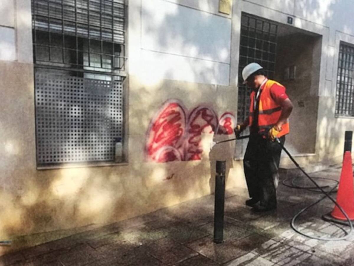 El Ayuntamiento elimina más de 100 graffitis de las calles del casco antiguo de Alicante
