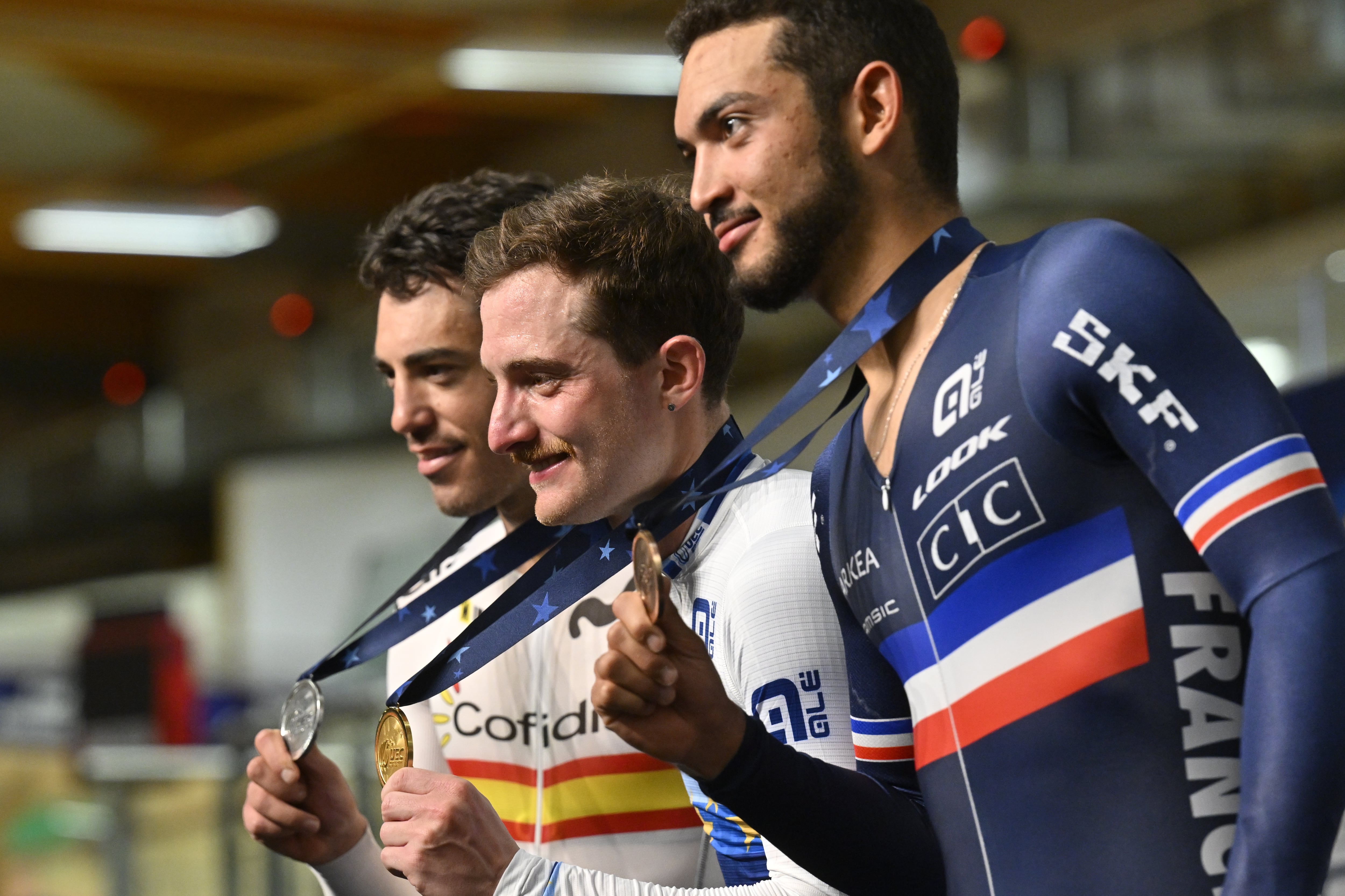 Albert Torres llueix la plata aconseguida al velòdrom en el seu debut a la competició. Encara li queden dues proves més per demostrar el seu potencial.