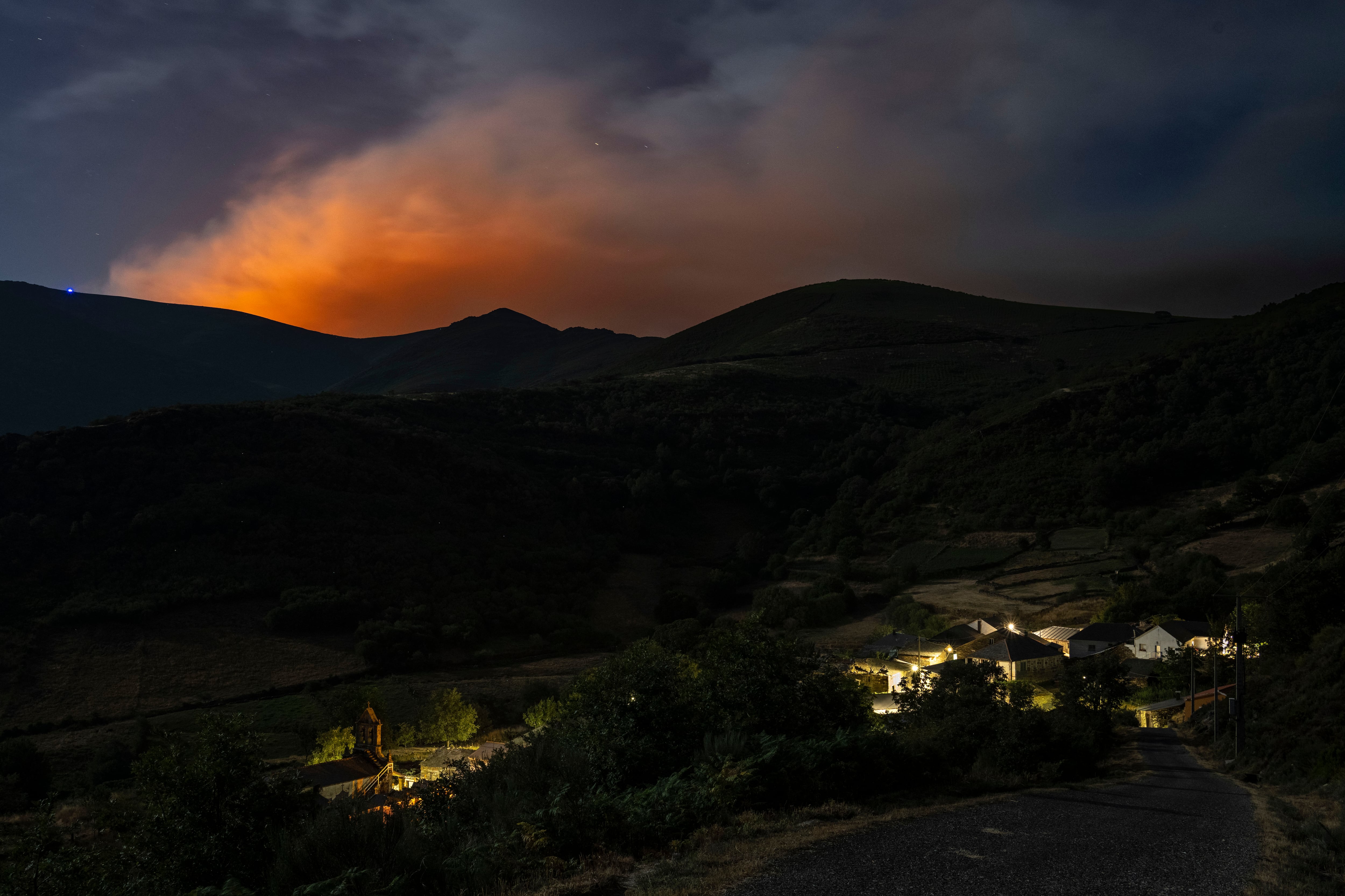 El incendio forestal en Chandrexa de Queixa sigue avanzando, este sábado, con 450 hectáreas afectadas.