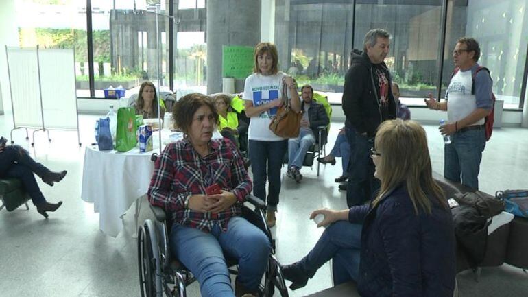 Celadores del Hospital Álvaro Cunqueiro de vigo, encerrados en el hall principal del hospital pocos días después de su apertura y puesta en marcha.