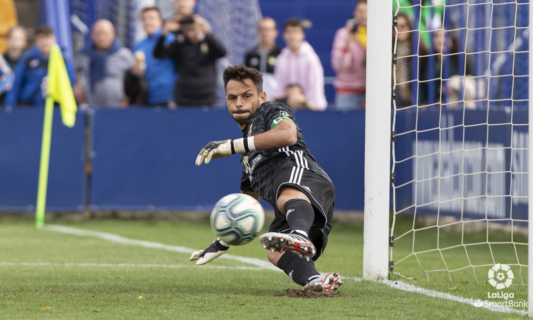René observa la pelota en el Alcorcón-Almería de la pasada temporada.