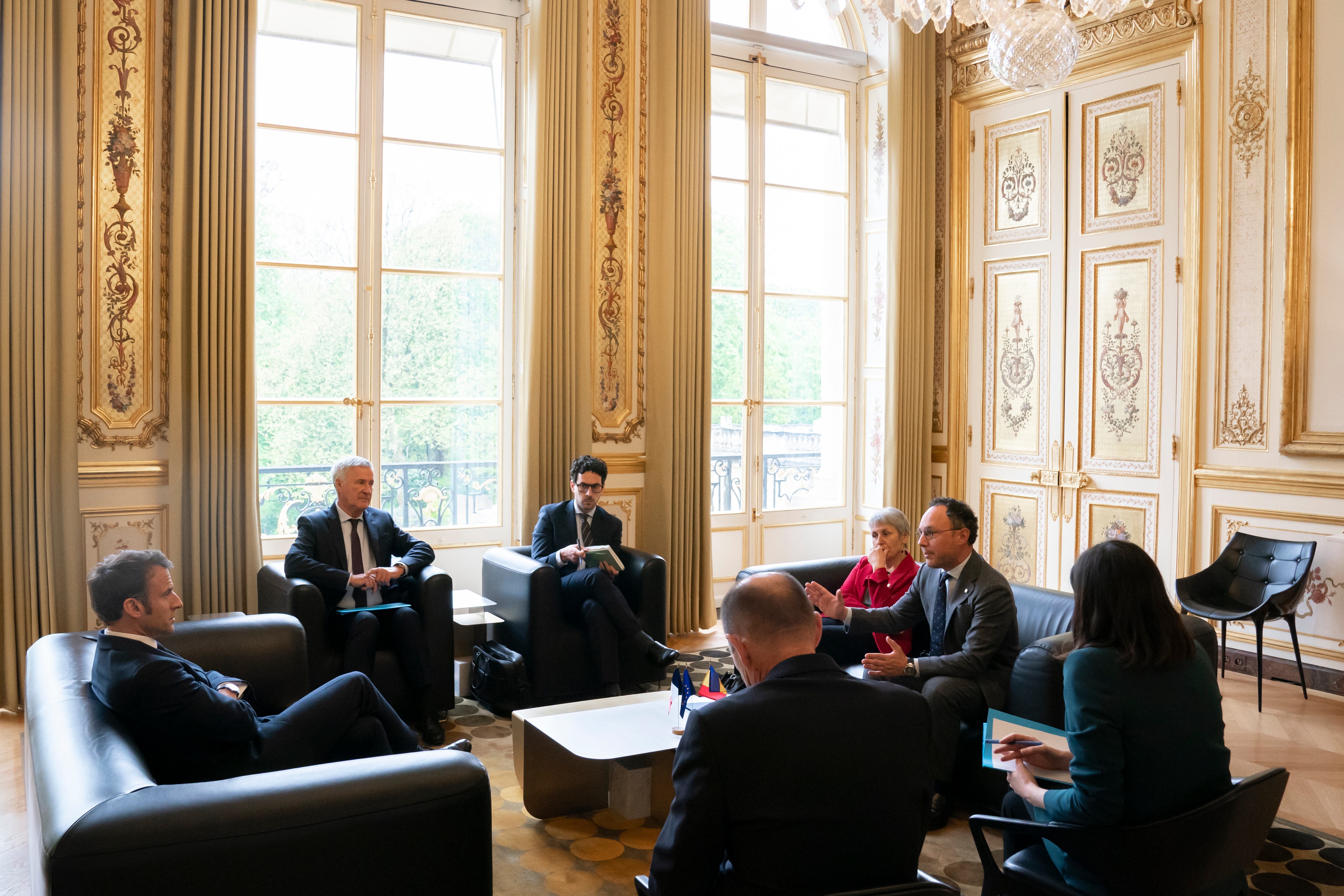 Un moment de la trobada entre el cap de Govern en funcions, Xavier Espot, i la síndica general, Roser Suñé, amb el president francès i copríncep, Emmanuel Macron.
