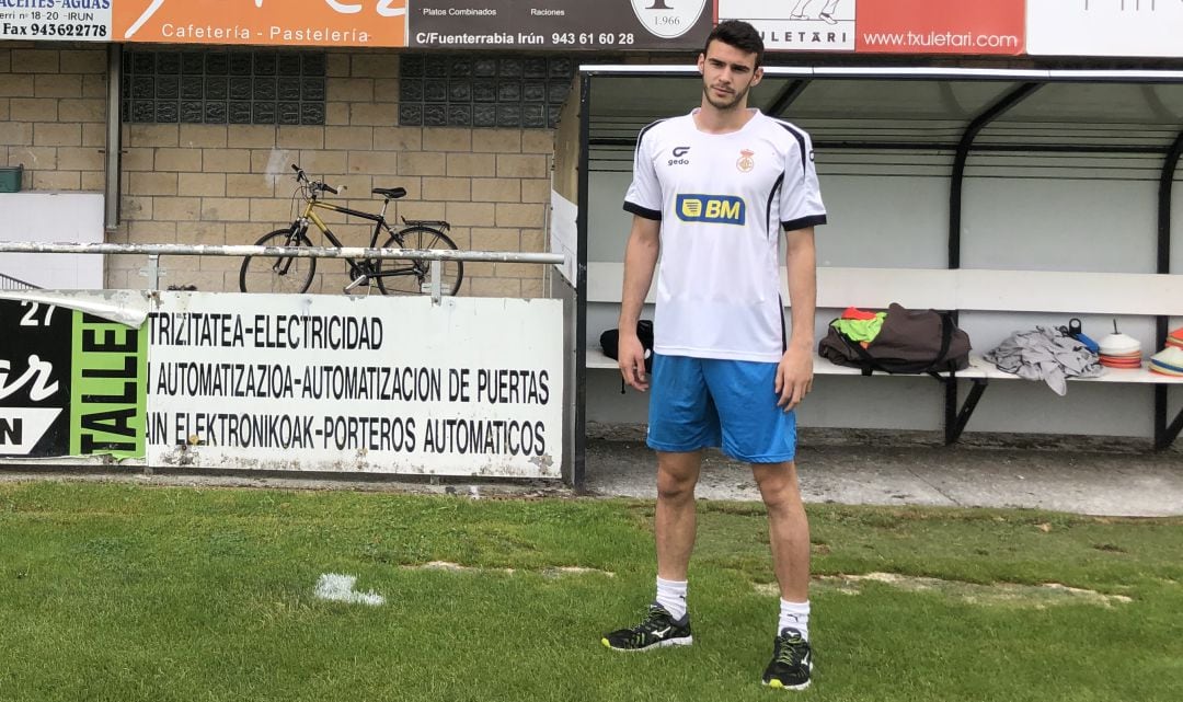 Xabi Cardenas posa con la camiseta del Real Unión sobre el césped del Stadium Gal