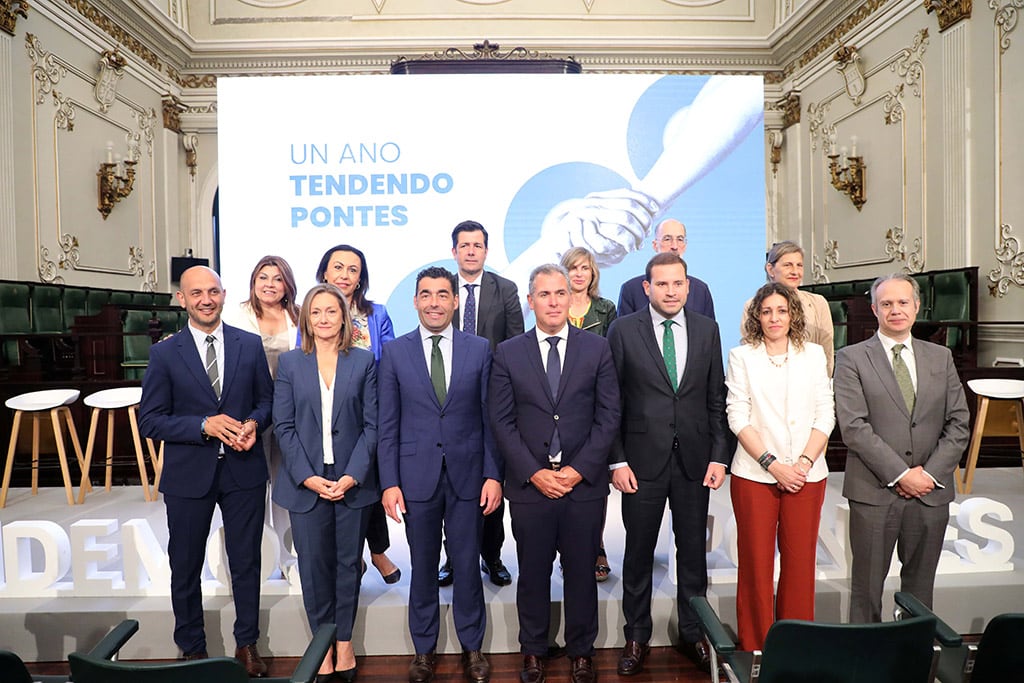 El presidente de la Deputación de Pontevedra, Luis López, acompañado por su equipo de gobierno tras hacer balance del primer año de mandato en el Salón de Plenos del Pazo Provincial