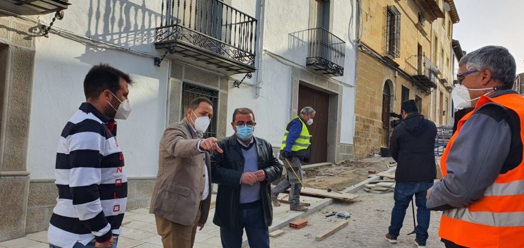 En el centro, el alcalde de Ibros, Juan Matías Reyes, y el diputado de Infraestructuras Municipales, José Castro, durante la visita a la localidad.