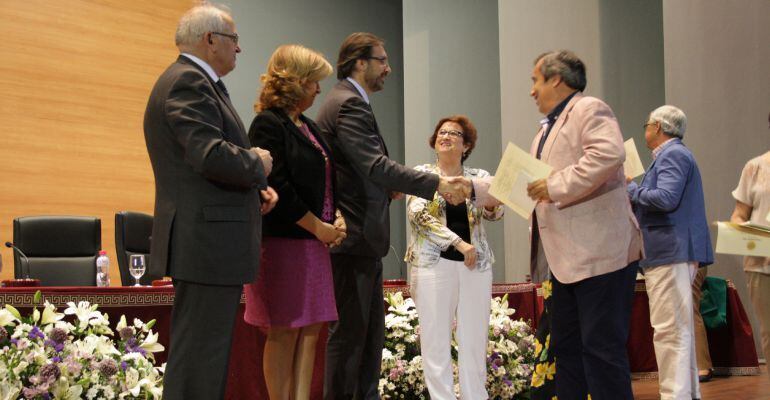 Los alumnos del Programa de Mayores reciben su diploma durante la clausura del curso pasado.