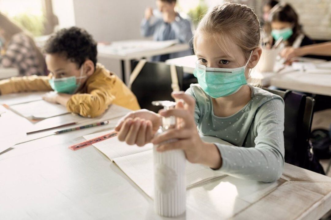 Niños en un colegio con mascarilla