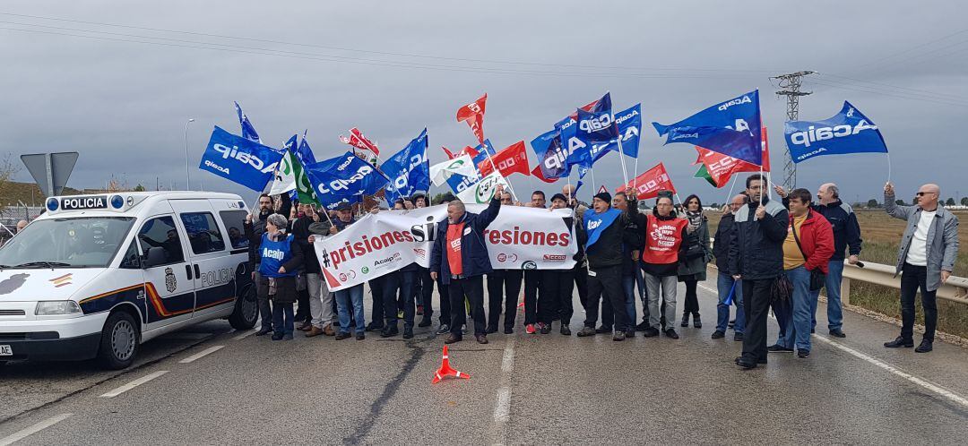 Los trabajadores de La Torrecica han cortado unos minutos la carretera de Ayora