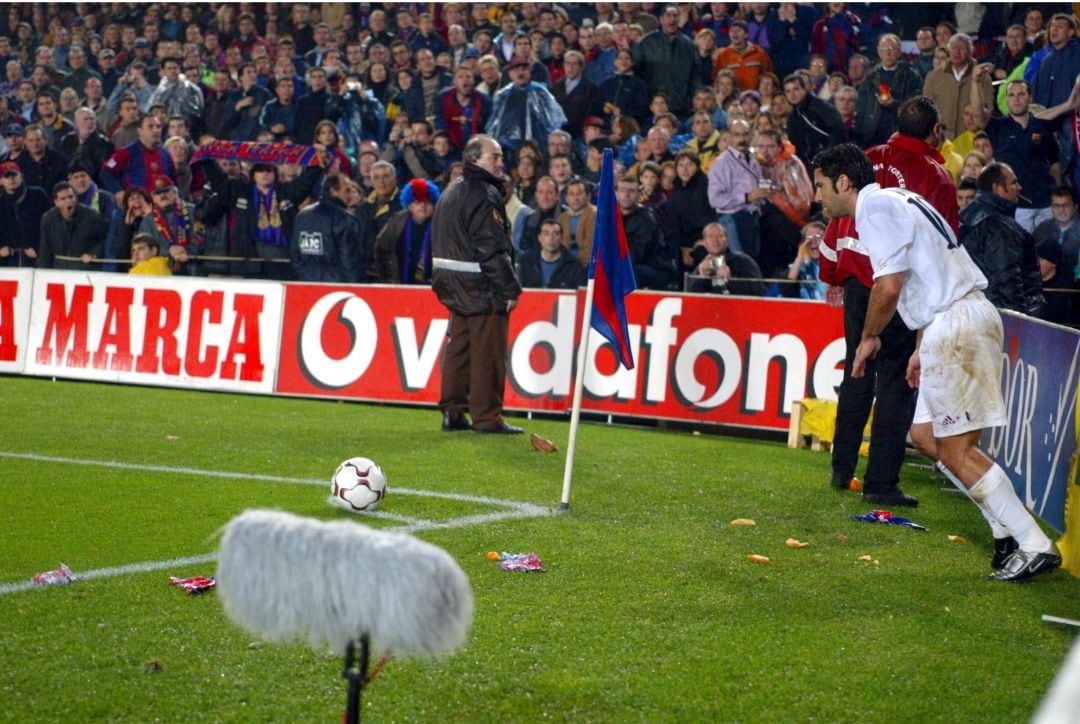 Figo lanza un córner en el Barcelona-Real Madrid de 2002