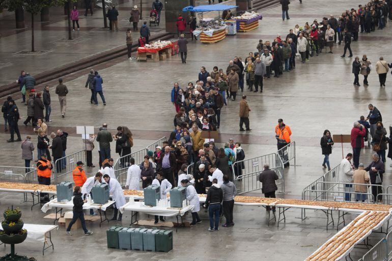 El reparto del roscón de San Valero en la Plaza del Pilar