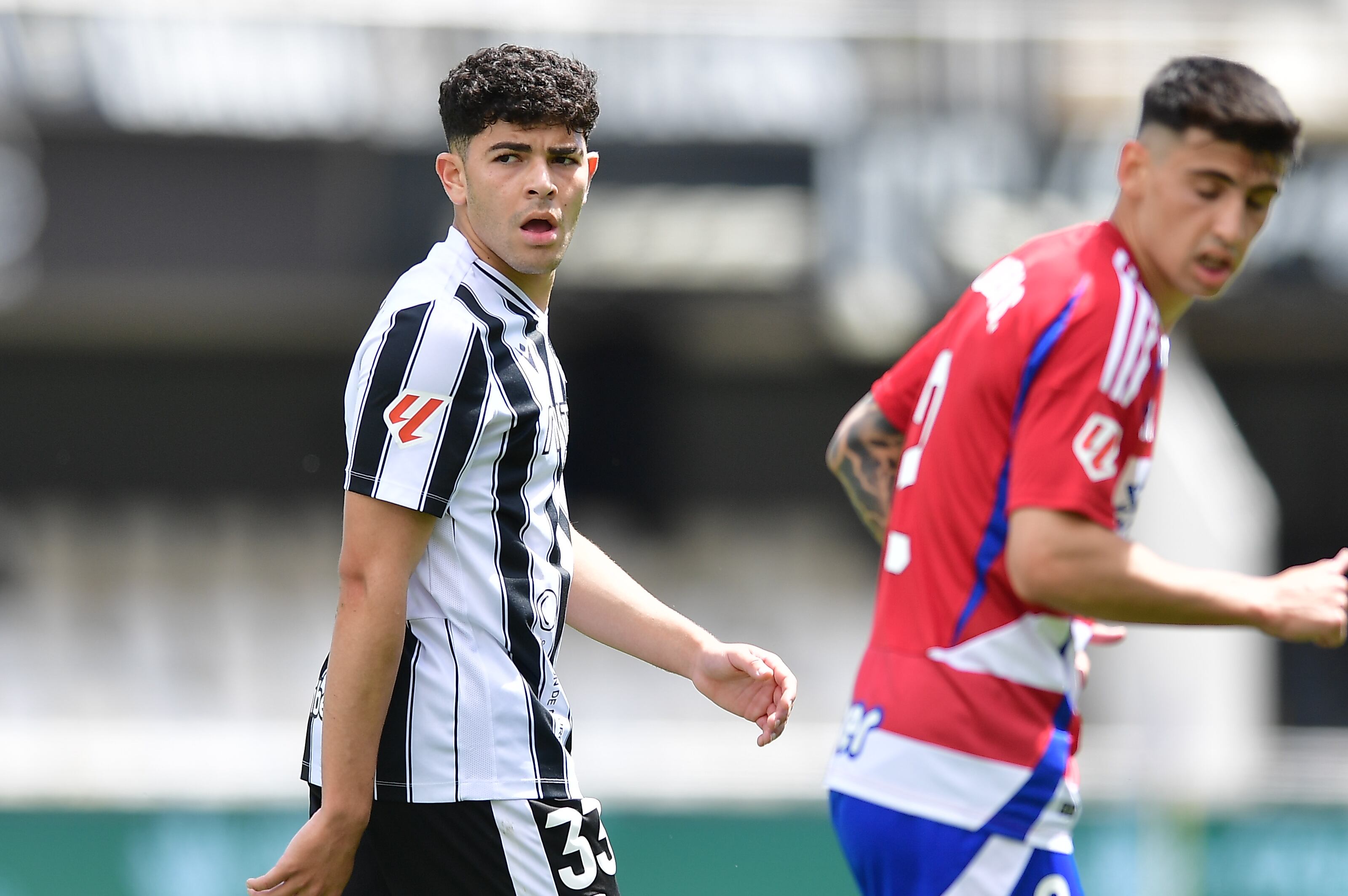 Salim El Jebari junto a un jugador del Granada