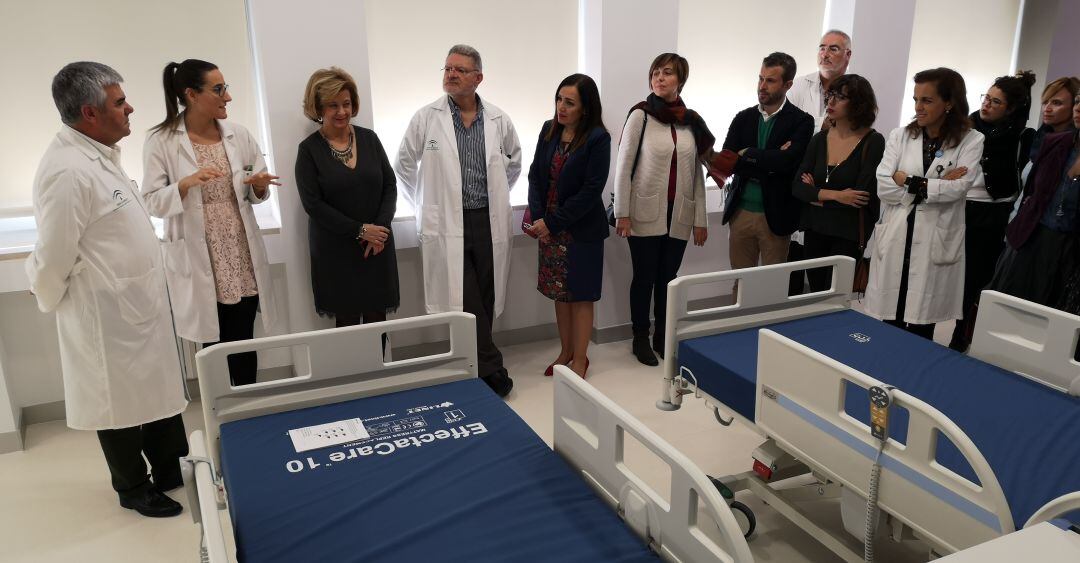 Responsables políticos visitan la nueva Unidad del Ictus en el Hospital de Jaén.