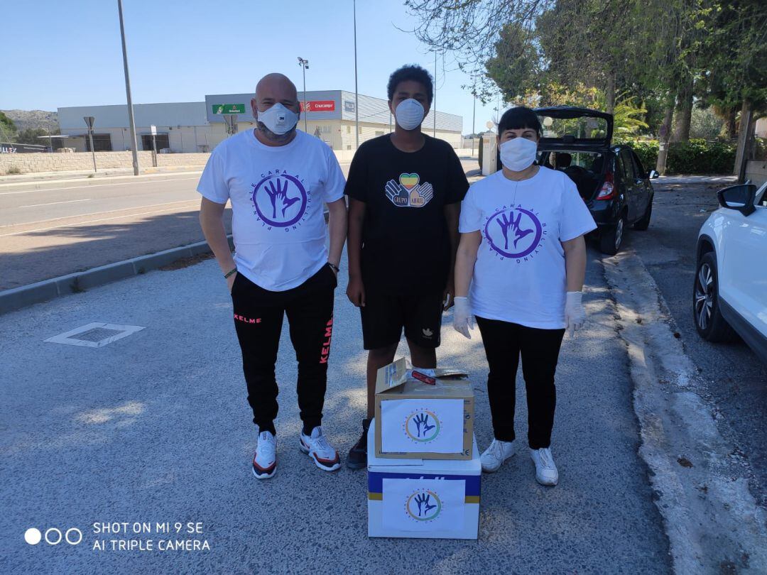 Un momento del reparto de mascarillas a una entidad solidaria