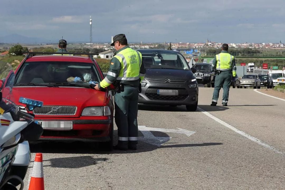 Control de tráfico en una de las salidas de la Comunidad.