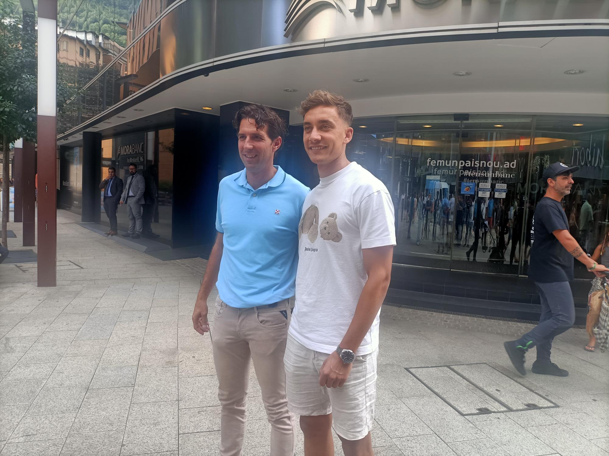Alex Petxarroman i el director esportiu de l'FC Andorra, Jaume Nogués.